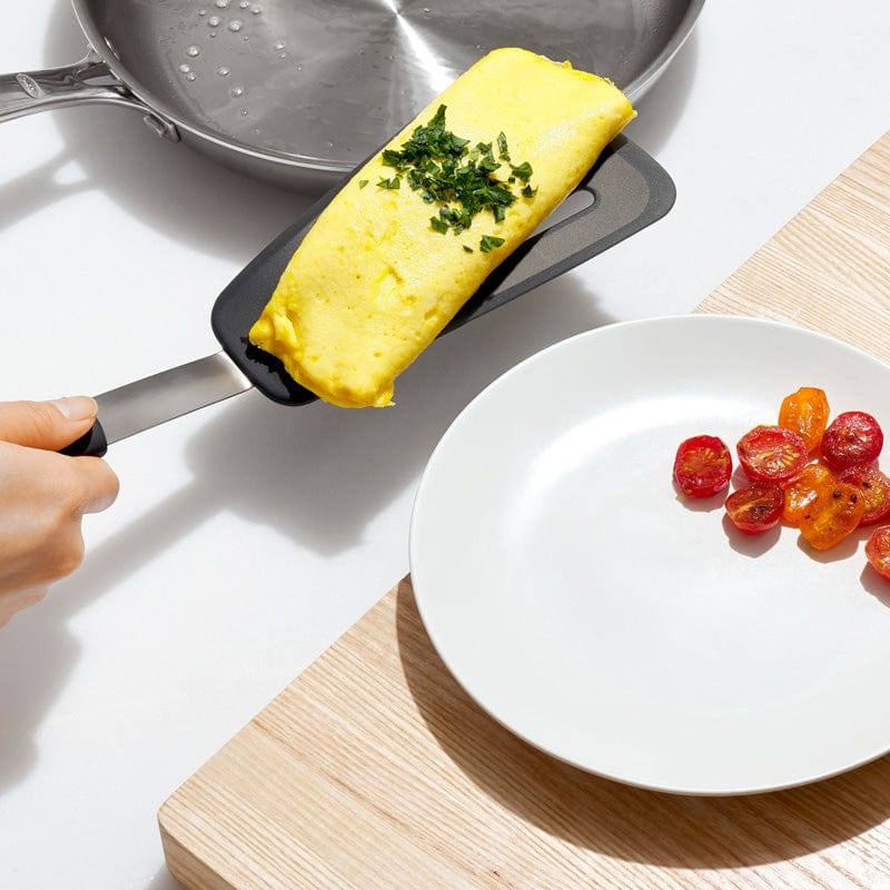 https://www.modernquests.com/cdn/shop/files/oxo-good-grips-silicone-flexible-omelette-turner-4.jpg?v=1690055987